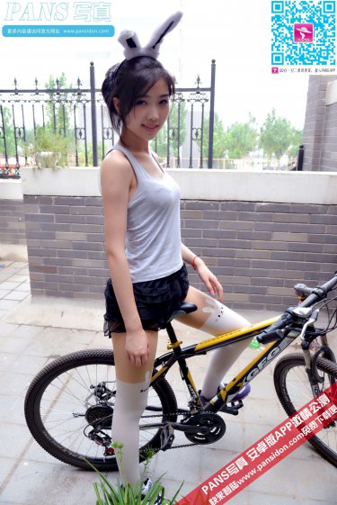 女机械人演员