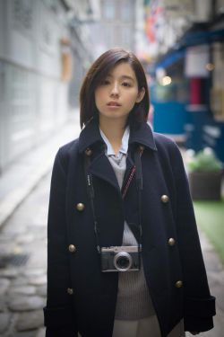 女性去掉所有服装的样子